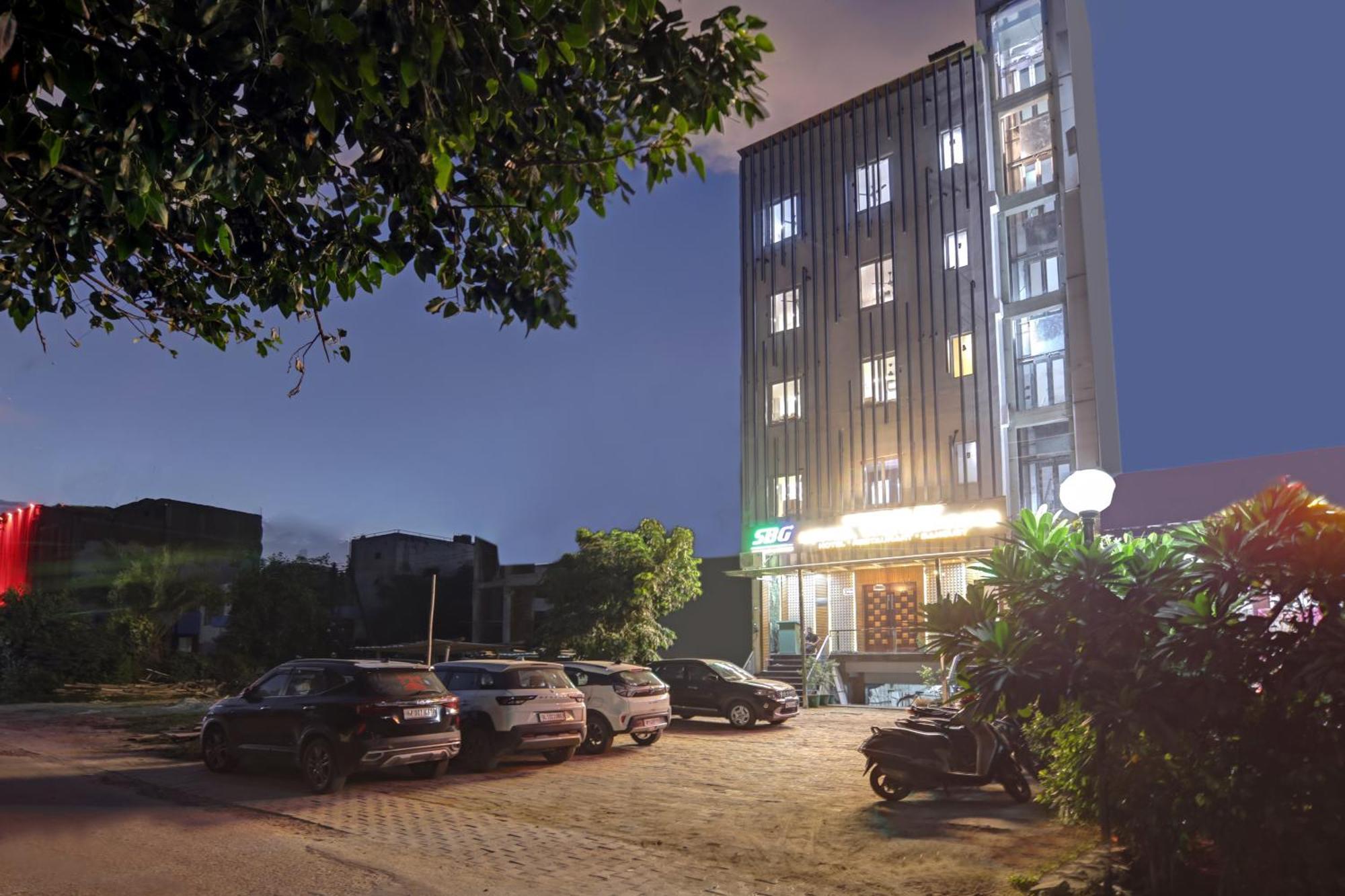 Status By Hotel The Emporio Ghaziabad Exterior photo