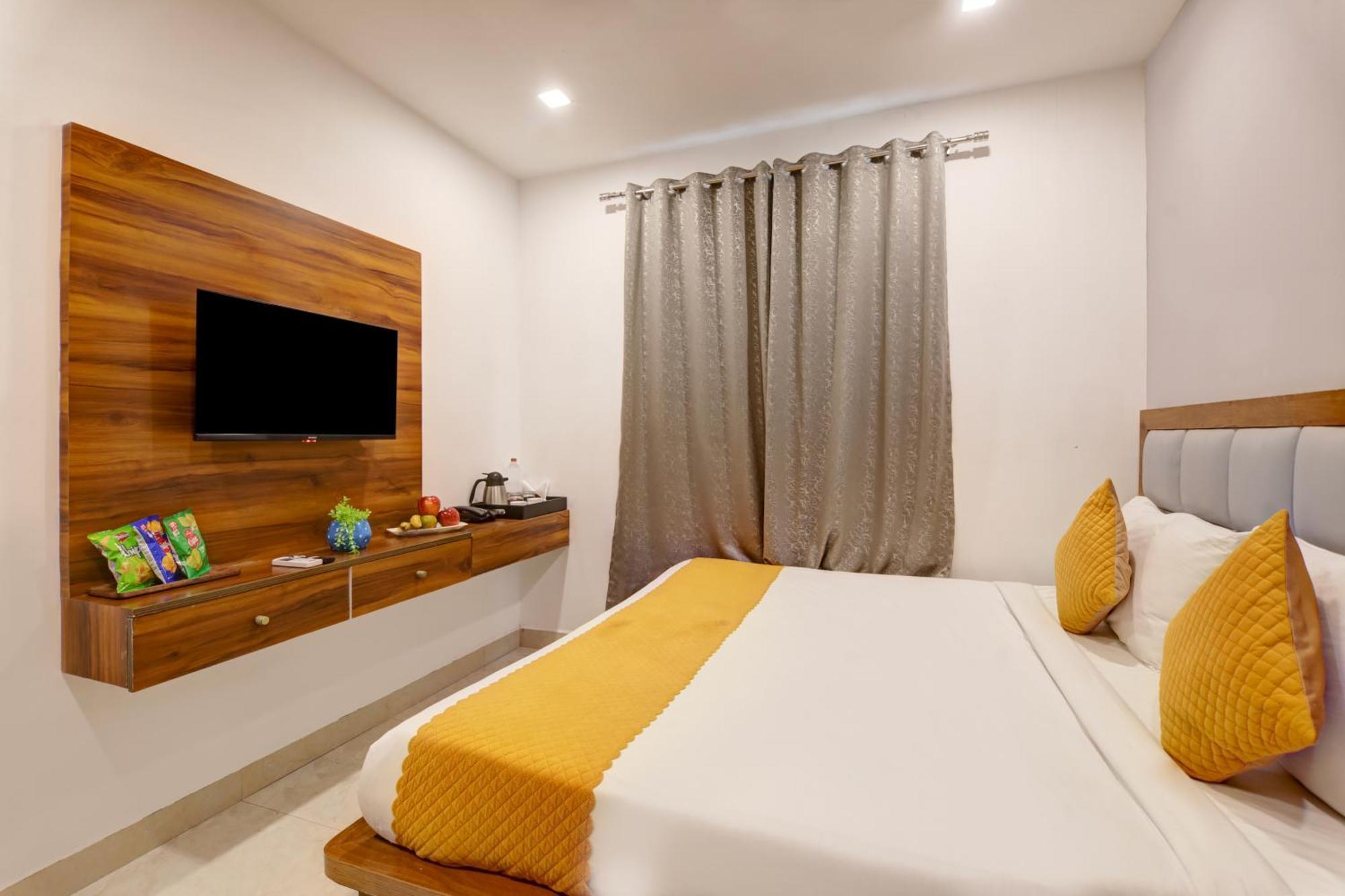 Status By Hotel The Emporio Ghaziabad Exterior photo