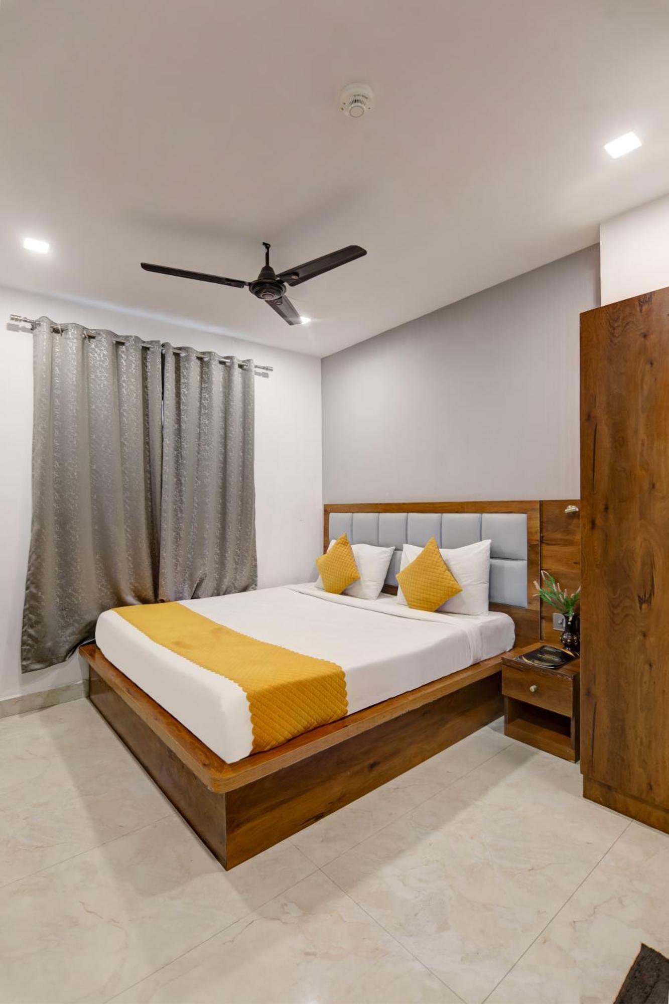 Status By Hotel The Emporio Ghaziabad Exterior photo