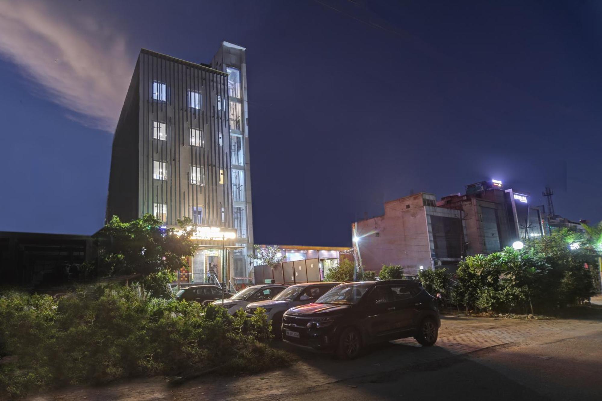 Status By Hotel The Emporio Ghaziabad Exterior photo